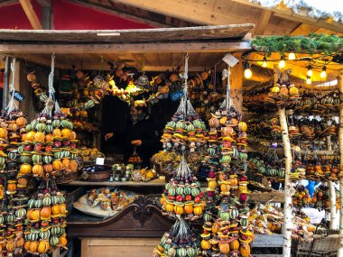 Viyana, Avusturya - 24 Aralık 2021: Viyana Avusturya 'da Noel pazarı ve dükkanları, Avrupa' da Noel zamanı