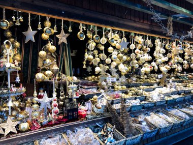 Viyana, Avusturya - 24 Aralık 2021: Viyana Avusturya 'da Noel pazarı ve dükkanları, Avrupa' da Noel zamanı