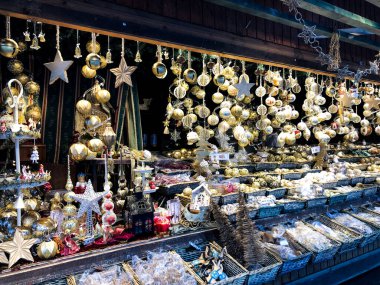 Viyana, Avusturya - 24 Aralık 2021: Avusturya 'da Noel zamanı insanlar Noel pazarından alışveriş yapıyor