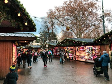 Viyana, Avusturya - 24 Aralık 2021: Avusturya 'da Noel zamanı insanlar Noel pazarından alışveriş yapıyor
