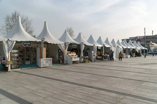 Adapazari, Sakarya, Türkiye - 7 Nisan 2022: Adapazari, Sakarya, Türkiye 'de Ramazan olayları. Şehir merkezinde Ramazan panayırı