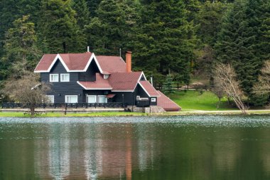 Bolu Golcuk Tabiat Parki. Bolu Ulusal Parkı. Türkiye 'nin tarihi yerleri ya da turistik yerleri. Göl kenarındaki ahşap yeşil eve odaklanın.. 