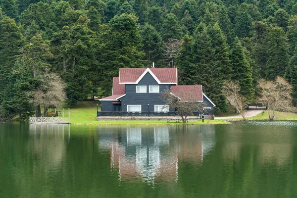 Bolu Golcuk Tabiat Parki. Bolu Ulusal Parkı. Türkiye 'nin tarihi yerleri ya da turistik yerleri. Göl kenarındaki ahşap yeşil eve odaklanın.. 