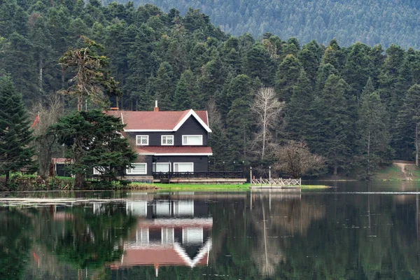 Bolu Golcuk Tabiat Parki. Bolu Ulusal Parkı. Türkiye 'nin tarihi yerleri ya da turistik yerleri. Göl kenarındaki ahşap yeşil eve odaklanın.. 