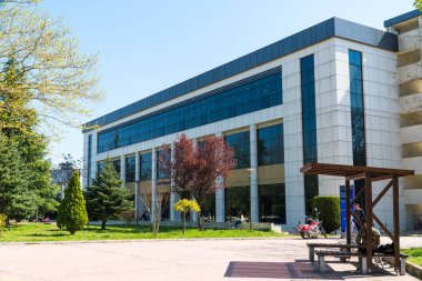 Sakarya, Türkiye - 30 Mart 2022: Sakarya Üniversitesi. Türkiye 'deki Sakarya Üniversitesi kampüsündeki öğrenciler. Üniversite hayatı