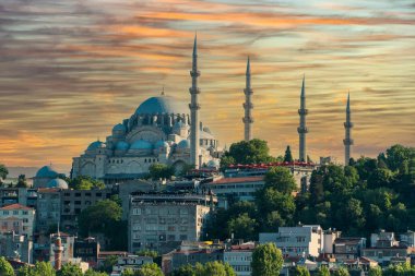 Günbatımında Süleyman Camii. Haliç 'ten güzel kompozisyon manzaralı Süleyman Camii. İstanbul 'un en büyük camii. Seçici odak dahil