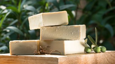 Zeytinyağına dayalı organik el yapımı sabunlar. Cilt bakımı konsepti. Metin için alanı kopyala.