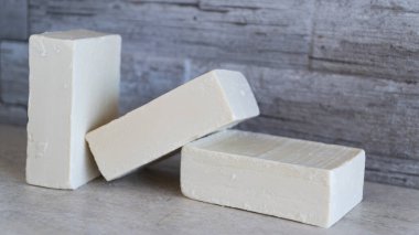 Zeytinyağına dayalı organik el yapımı sabunlar. Cilt bakımı konsepti. Metin için alanı kopyala.