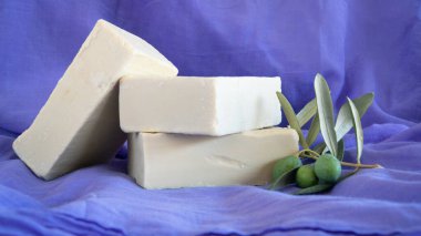 Zeytinyağına dayalı organik el yapımı sabunlar. Cilt bakımı konsepti. Metin için alanı kopyala.