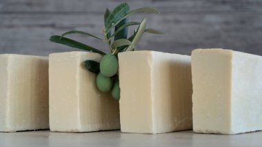 Zeytinyağına dayalı organik el yapımı sabunlar. Cilt bakımı konsepti. Metin için alanı kopyala.