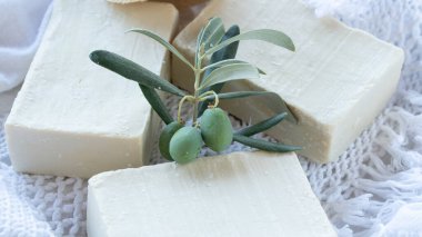 Zeytinyağına dayalı organik el yapımı sabunlar. Cilt bakımı konsepti. Metin için alanı kopyala.