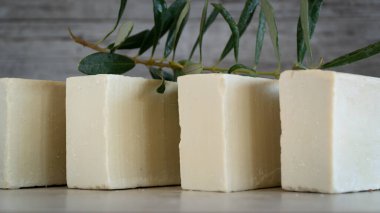 Zeytinyağına dayalı organik el yapımı sabunlar. Cilt bakımı konsepti. Metin için alanı kopyala.