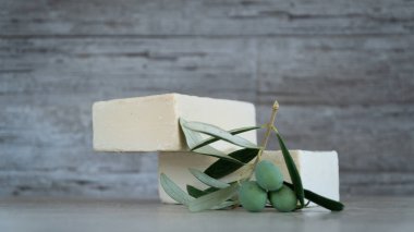 Zeytinyağına dayalı organik el yapımı sabunlar. Cilt bakımı konsepti. Metin için alanı kopyala.