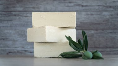 Zeytinyağına dayalı organik el yapımı sabunlar. Cilt bakımı konsepti. Metin için alanı kopyala.