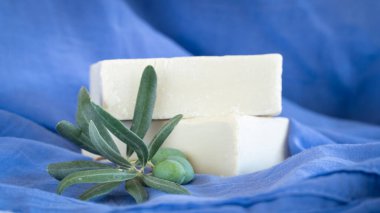 Zeytinyağına dayalı organik el yapımı sabunlar. Cilt bakımı konsepti. Metin için alanı kopyala.