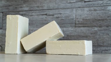 Zeytinyağına dayalı organik el yapımı sabunlar. Cilt bakımı konsepti. Metin için alanı kopyala.