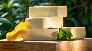 Zeytinyağına dayalı organik el yapımı sabunlar. Cilt bakımı konsepti. Metin için alanı kopyala.