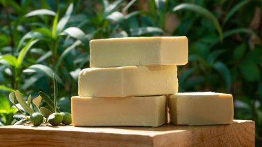Zeytinyağına dayalı organik el yapımı sabunlar. Cilt bakımı konsepti. Metin için alanı kopyala.