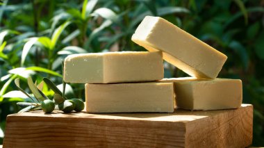 Zeytinyağına dayalı organik el yapımı sabunlar. Cilt bakımı konsepti. Metin için alanı kopyala.