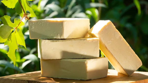 Zeytinyağına dayalı organik el yapımı sabunlar. Cilt bakımı konsepti. Metin için alanı kopyala.