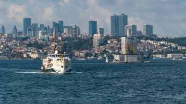 Bakirenin kulesi tadilat altında. Kiz kulesi Türkçe, yenileme. İstanbul, Türkiye - 4 Eylül 2022. Seçici odaklanma. Gürültü ve tahıl dahil
