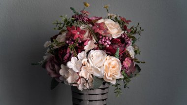 Bir buket kır çiçeği aranjmanı. Durgun çiçek fotoğrafçılığı. Eski ev bitkisi konsepti.