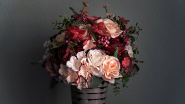 Bir buket kır çiçeği aranjmanı. Durgun çiçek fotoğrafçılığı. Eski ev bitkisi konsepti.