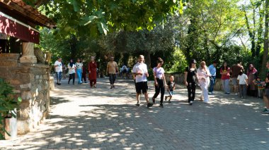 Efes yakınlarında Bakire Meryem Evi. Bakire Meryem 'in evinin önünde bekleyen turistler. Meryem Ana evi Türkçe. Gürültü ve tahıl dahil. Selcuk, İzmir, Türkiye - 2 Eylül 2022