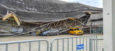 Fırtınadan sonra bina yok edildi. Bursa, Türkiye - 10 Eylül 2022: Bursa şehirlerarası otobüs terminali fırtınadan sonra yıkıldı. Seçici odaklanma. Tahıl ve gürültü dahil