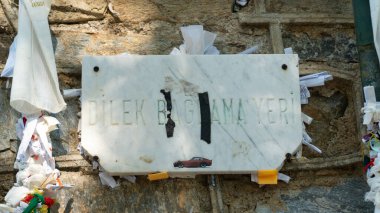 Efes 'teki Bakire Meryem' in evindeki dilek duvarı. Türkiye 'de Meryem Ana' nın evindeki dilek duvarı.