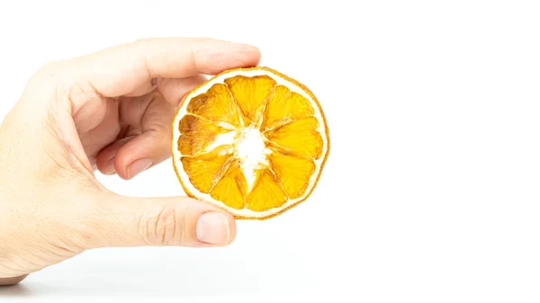 Rebanada Naranja Seca Aislada Sobre Fondo Blanco Mano Sosteniendo Cítricos — Foto de Stock