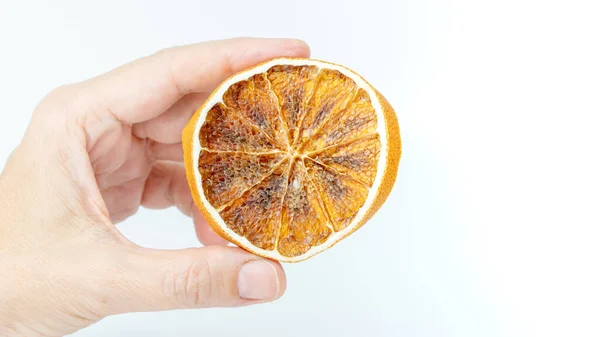 Rebanada Naranja Seca Aislada Sobre Fondo Blanco Mano Sosteniendo Cítricos — Foto de Stock