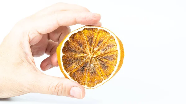 Rebanada Naranja Seca Aislada Sobre Fondo Blanco Mano Sosteniendo Cítricos — Foto de Stock