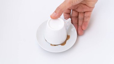 Kahveyle fal bakılır. Kadın falcı kahve telvesiyle geleceği tahmin ediyor..