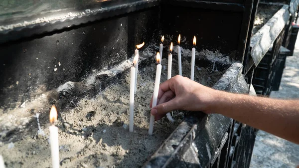 Velas Igreja Queimar Velas Igreja Como Ritual Sagrado Foco Seletivo — Fotografia de Stock