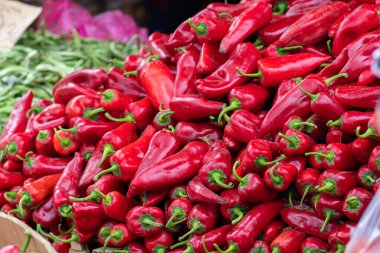 Piyasada dev bir Bulgar kırmızı biberi yığını var. Satılık kırmızı biber hasatı.