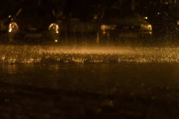 黄色の提灯 選択的な焦点の光の中で夜の大雨の下でアスファルト — ストック写真