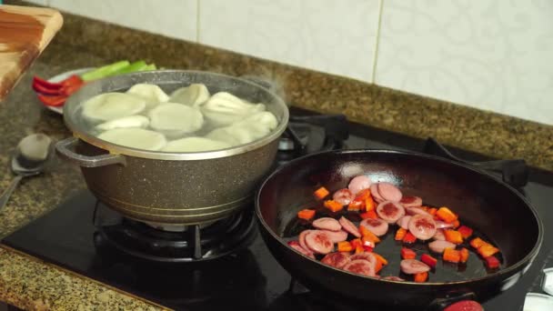 Traditional Georgian khinkali is cooked in a saucepan on the stove. — Stock Video