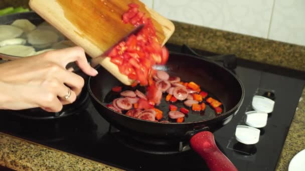 伝統的なグルジアのキンカリは、ストーブの上の鍋で調理されています. — ストック動画
