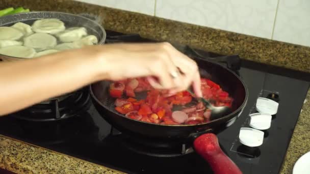 El khinkali georgiano tradicional se cocina en una cacerola en la estufa. — Vídeos de Stock