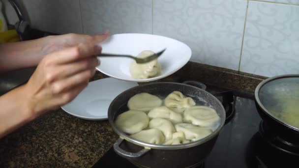 Cuisine nationale géorgienne, khinkali cuit dans une casserole. — Video