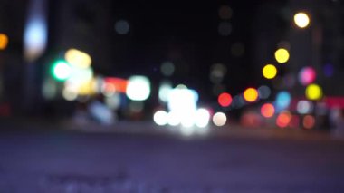 Şehirdeki gökdelenlerin arka planında Bokeh, gece bulanık fotoğraf.