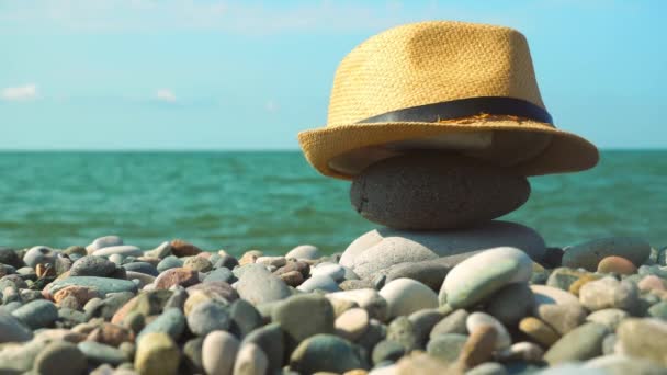 Piedras balanceadas pila cairn de cerca en la playa del mar — Vídeos de Stock