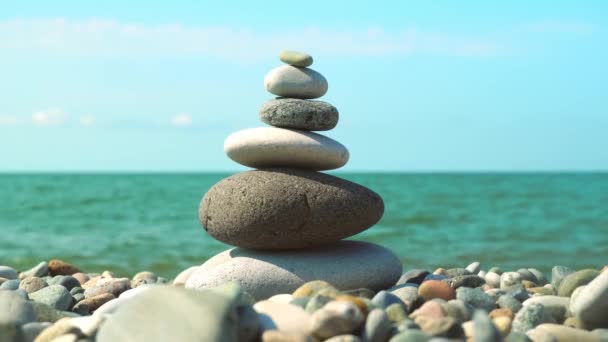 Balanced stones stack cairn close up on sea beach — Stock Video