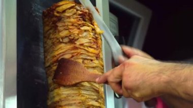 Bir aşçı et keser, shawarma, jiroskop, döner kebap yapmak için. Şişte et pişirmek