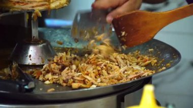 Bir aşçı et keser, shawarma, jiroskop, döner kebap yapmak için. Şişte et pişirmek