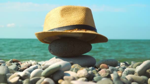 Kiegyensúlyozott kövek verem cairn közel a tengerparton — Stock videók