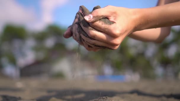 Mano de cerca agarra un puñado de arena seca y deja caer entre sus dedos — Vídeos de Stock