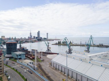 Batumi, Gürcistan - 5 Eylül 2021: Bulutlu bir yaz gününde limanın insansız hava aracı görüntüsü