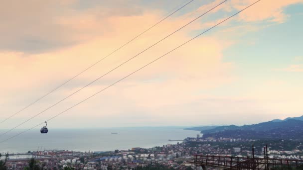 Batumi Georgia 'daki teleferik. Şehir manzaralı kablo araba kamaraları, — Stok video